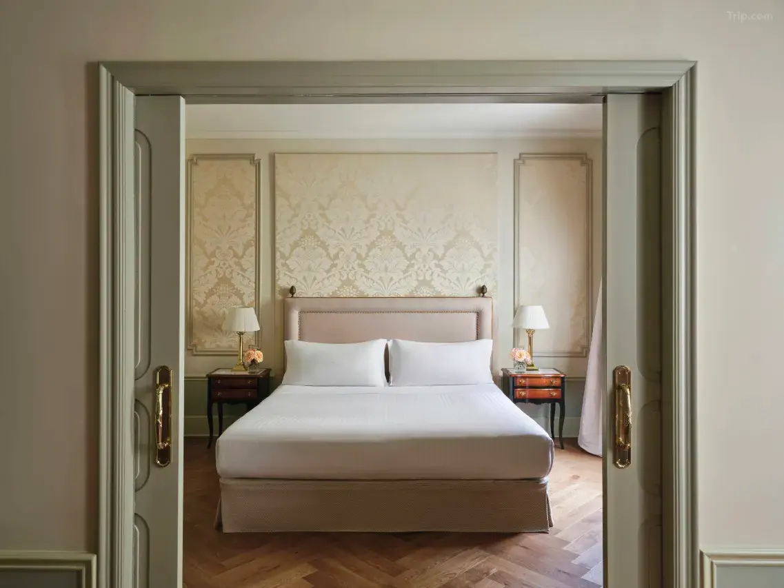 Deluxe Suite — Trip.com listing photograph